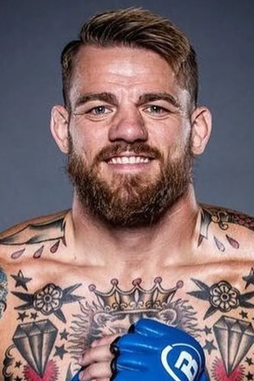 Travis Davis interpretando a Himself