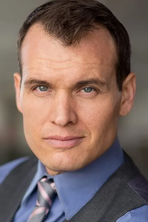 Travis Joe Dixon interpretando a Officer Lozano