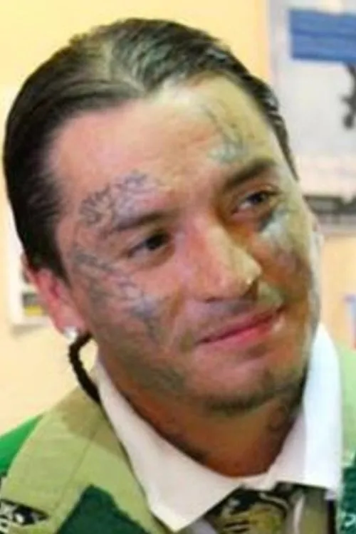 Travis Lone Hill interpretando a Travis Lone Hill