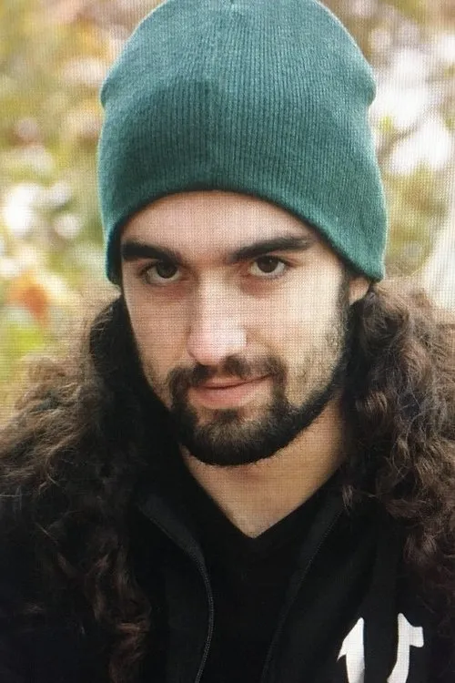 Travis Mathers interpretando a Leo