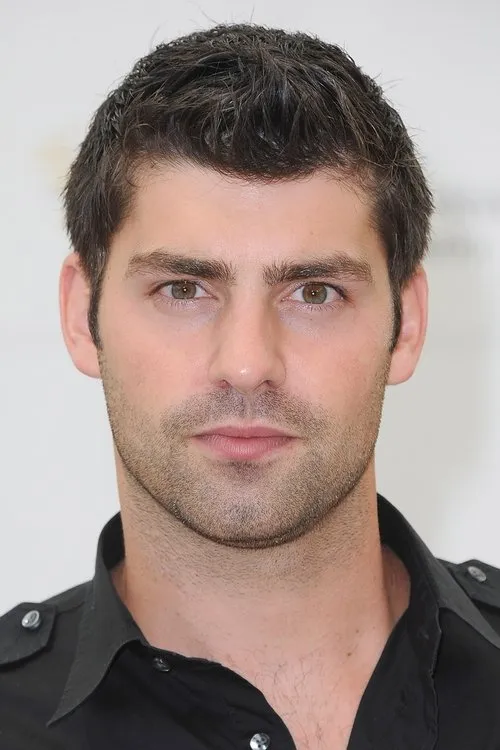 Travis Milne interpretando a Ryan