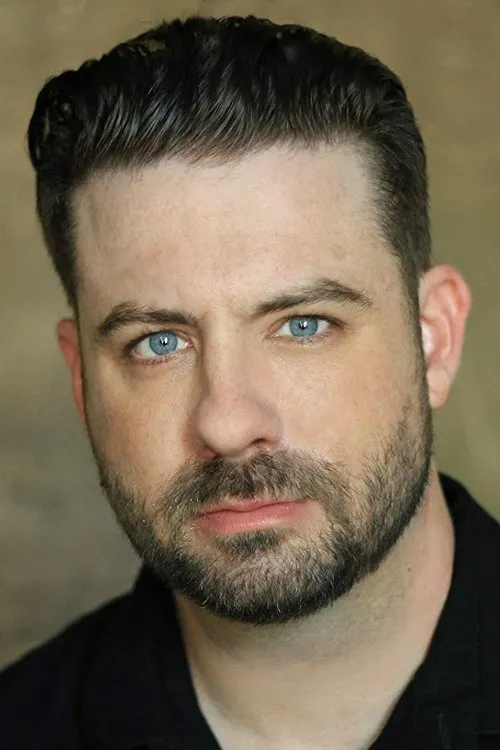 Travis Young interpretando a Hector Garcia