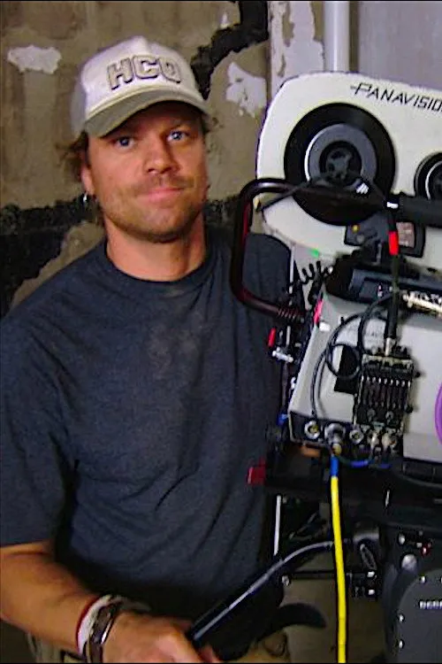 Travis Zariwny interpretando a Self