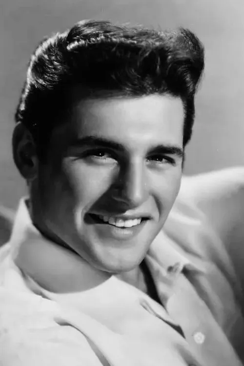 Trax Colton interpretando a Spiridon Loues