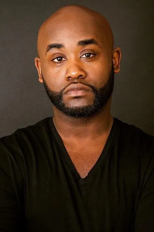 Tray Chaney interpretando a Detective Anderson