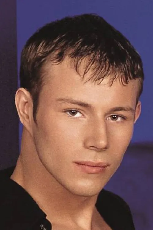 Trent Austin interpretando a 