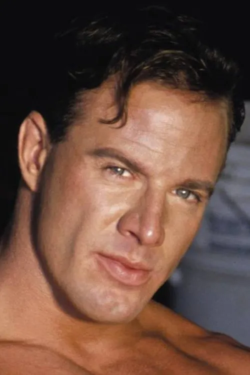 Trent Reed interpretando a First Officer