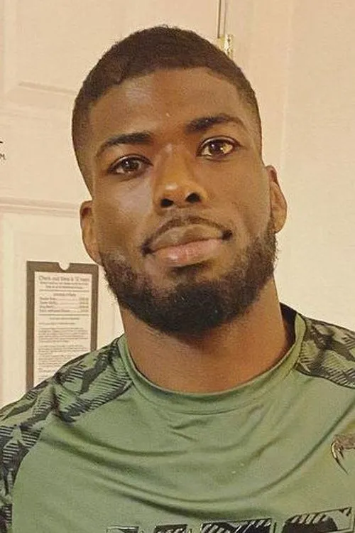 Trevin Jones interpretando a Self