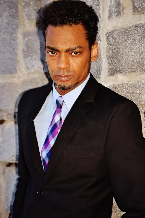 Trevor David interpretando a Director