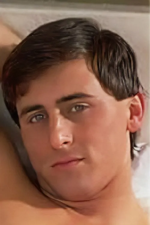 Trevor Mills interpretando a