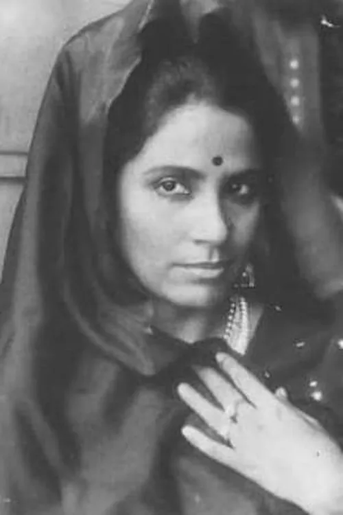 Tripti Mitra interpretando a