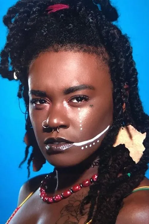 Trish Adora McNair interpretando a Trish Adora