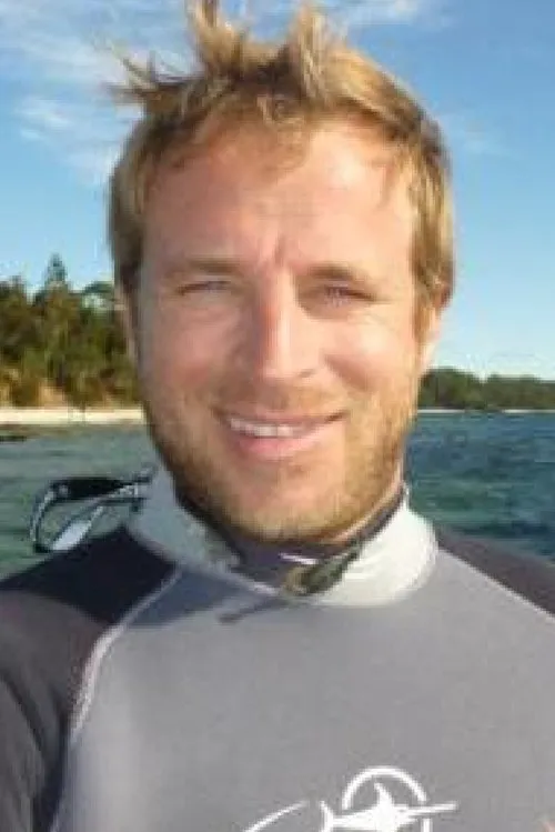 Tristan Guttridge interpretando a Dr. Tristan Guttridge