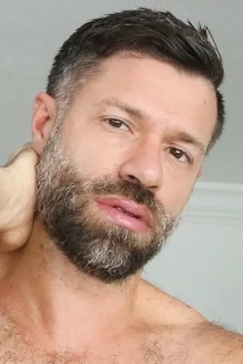 Tristan Jaxx interpretando a (archive footage)