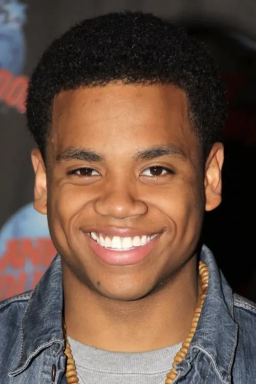 Tristan Mack Wilds interpretando a Zach Taylor