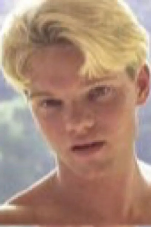 Troy Dillon interpretando a