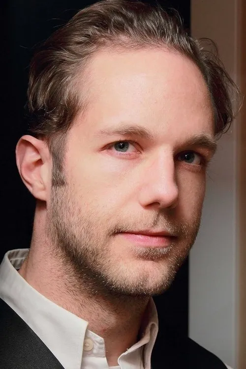 Troy Greenwood interpretando a Tim