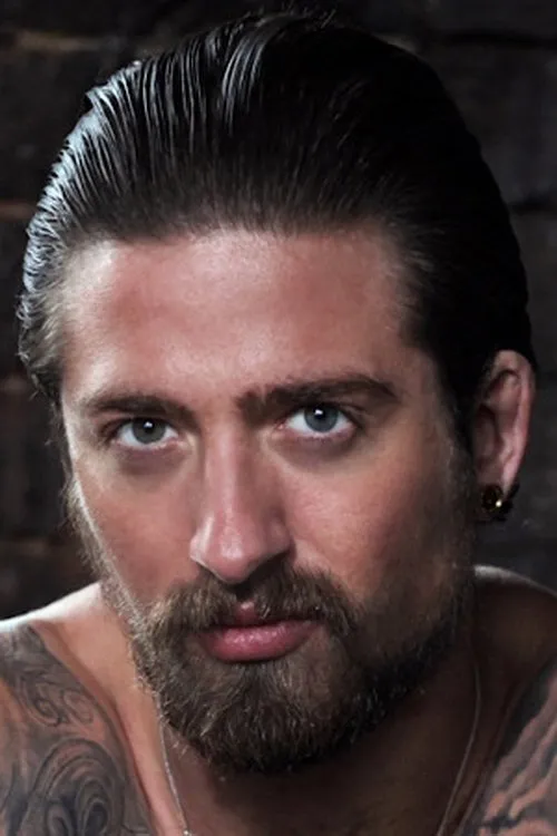 Troy Haydon interpretando a 