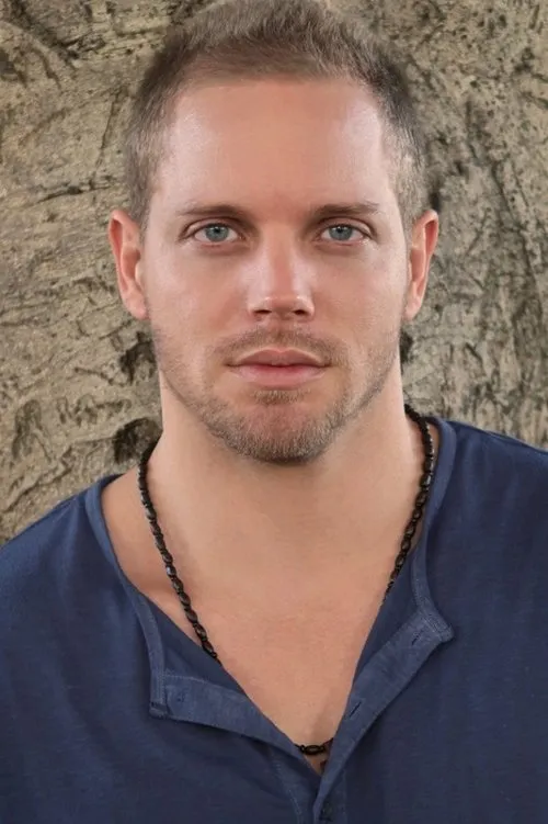 Troy Honeysett interpretando a Kane