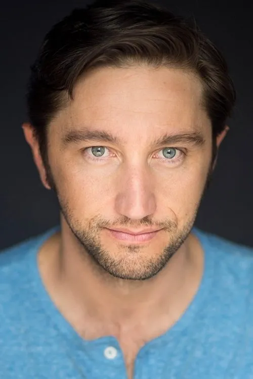 Troy Larkin interpretando a Troy