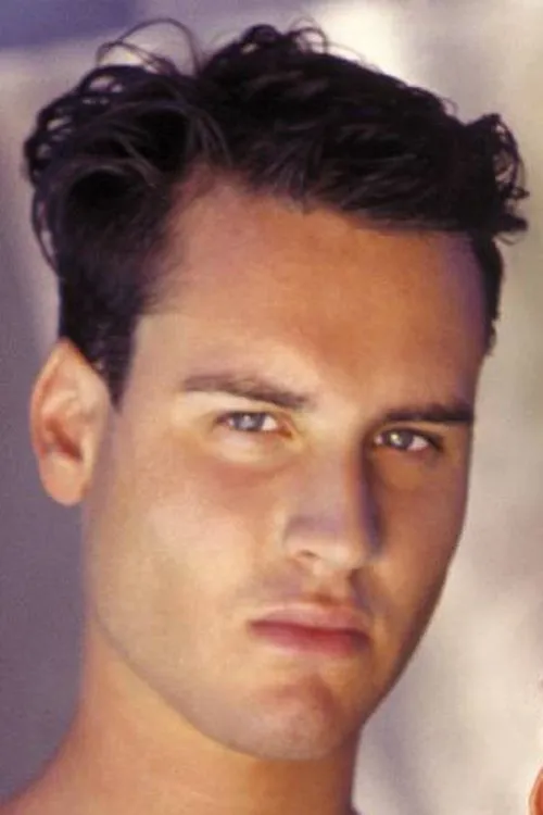 Troy Masters interpretando a 