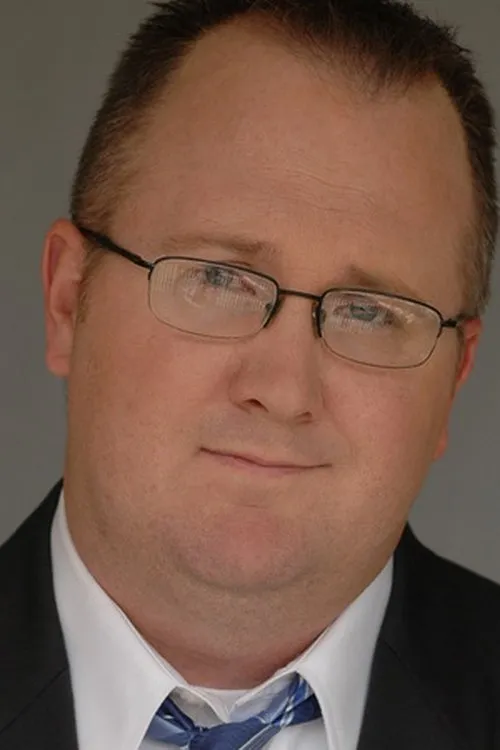 Troy McKay interpretando a Jerry McDonald