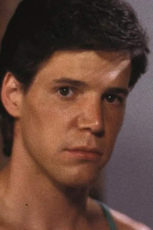 Troy Ramsey interpretando a