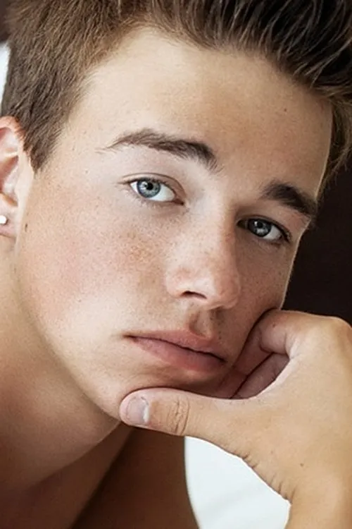 Troy Ryan interpretando a 