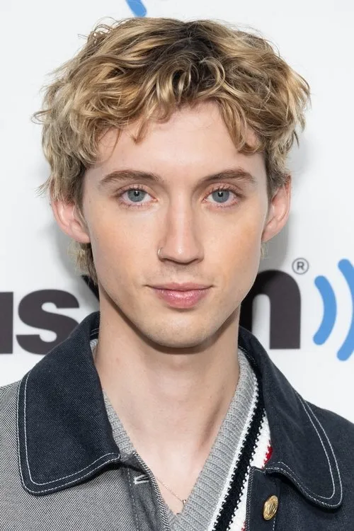 Troye Sivan interpretando a Gary