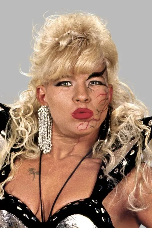 Trudy Vachon interpretando a Luna Vachon
