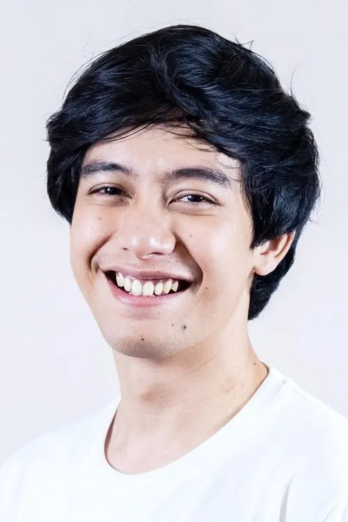 Tubagus Ali interpretando a Teddy