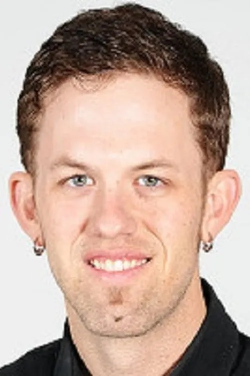 Tucker Slaine interpretando a 