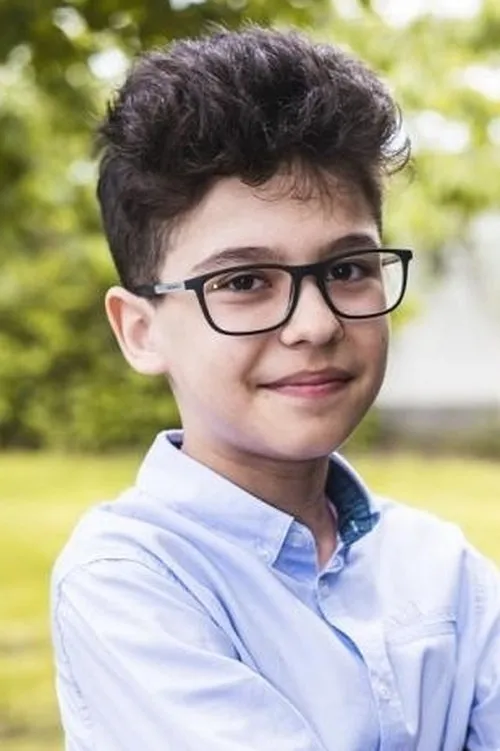 Tudor Roșu interpretando a Little boy