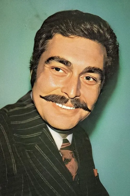 Tugay Toksöz interpretando a Sigortaci Remzi