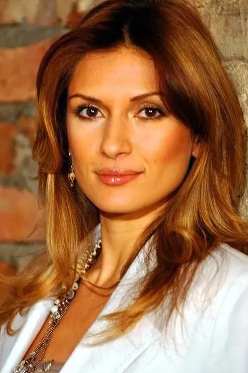 Tuğba Altıntop interpretando a Çigdem