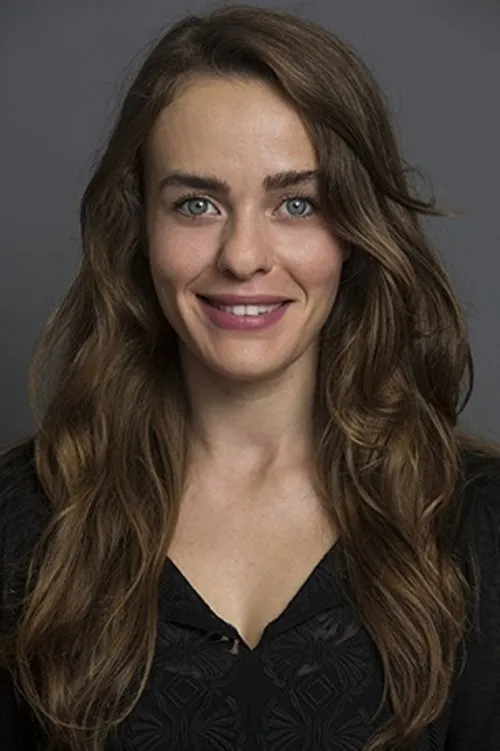 Tuğba Çom en su biografía y filmografía