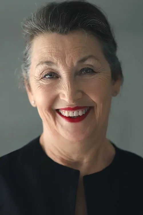 Tülay Bekret interpretando a