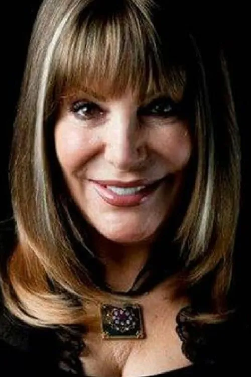 Tuluğ Çizgen interpretando a Sibel'in Annesi