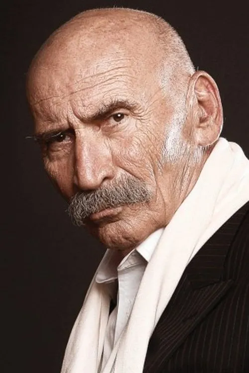 Tuncel Kurtiz interpretando a grand-father