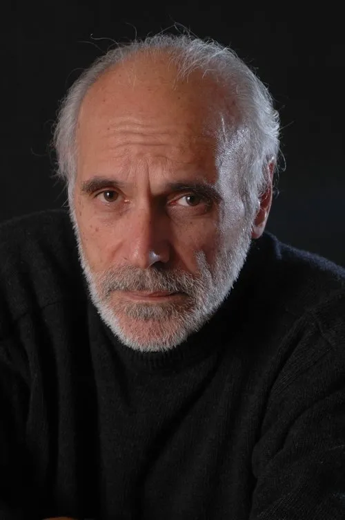 Turi Catanzaro interpretando a Ministro