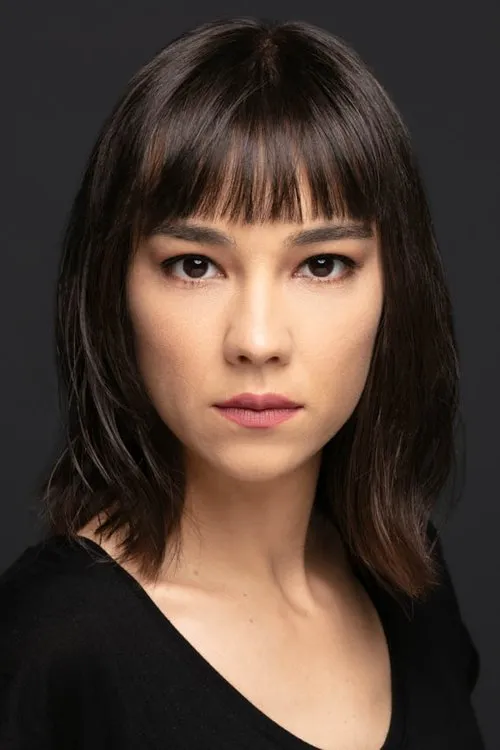 Türkü Turan interpretando a Duru