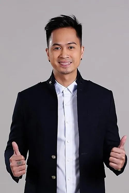 Tutti Caringal interpretando a