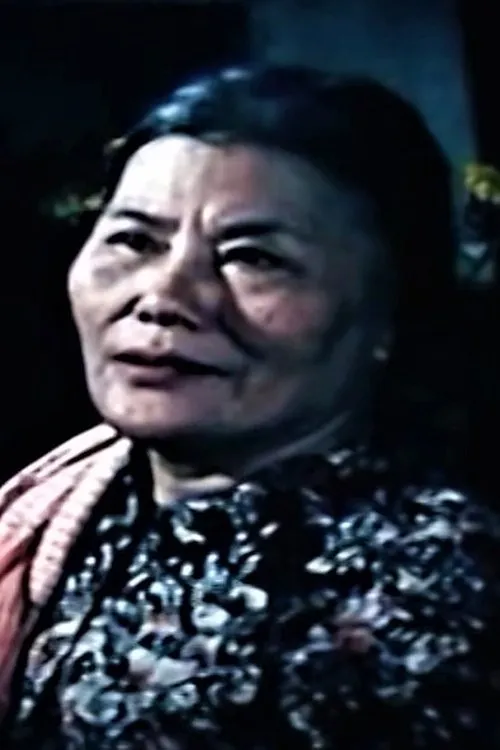 Tuyết Trinh interpretando a Mother B?y (Ng?c Lan's mom)