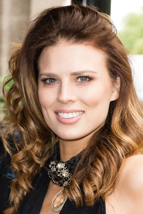 Twinnie Lee Moore interpretando a Sarah