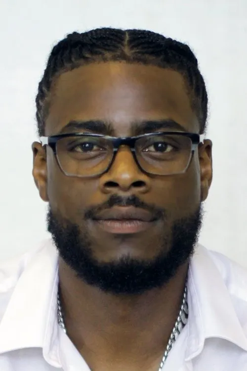 Ty Avery interpretando a Tobias