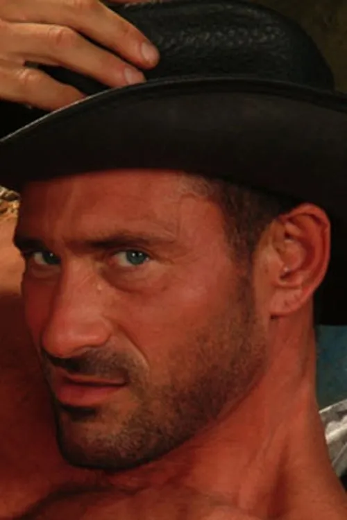 Ty Hudson interpretando a 