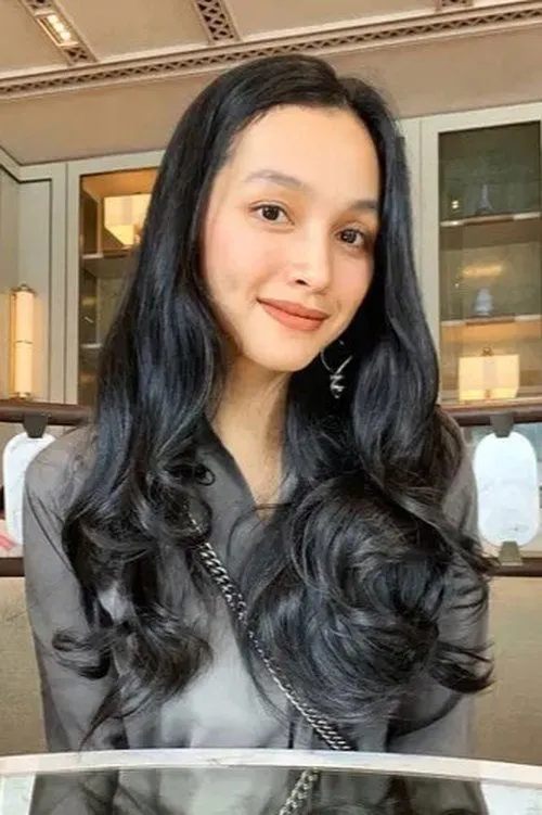 Tya Arifin interpretando a Mel