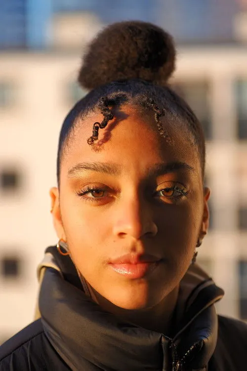 Tya Deslauriers interpretando a Ibtissame