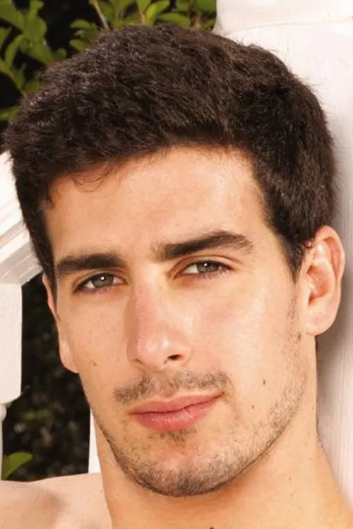 Tyler Alexander interpretando a 