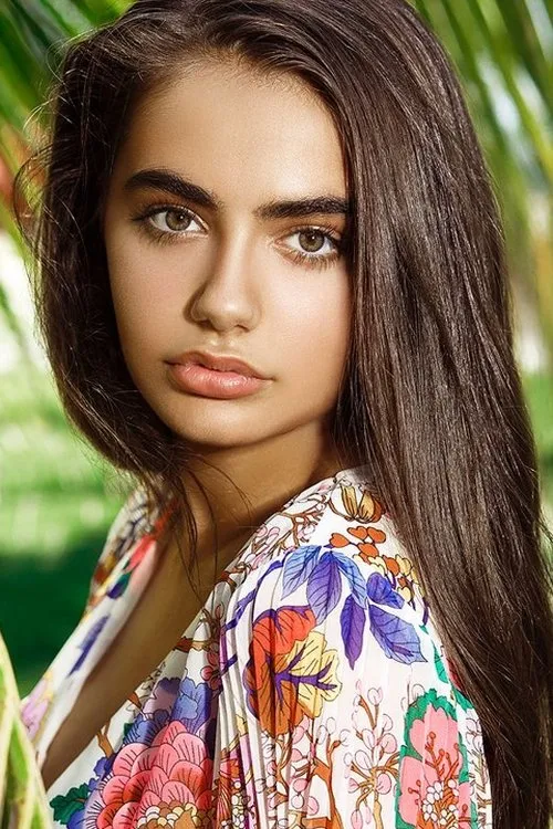 Tyler Aser interpretando a Homecoming Girl